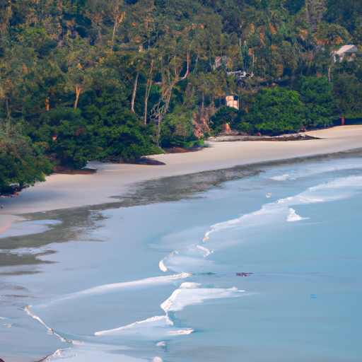 נוף פנורמי של החוף הבתולי של קאו לאק עם מים צלולים וצמחייה עבותה